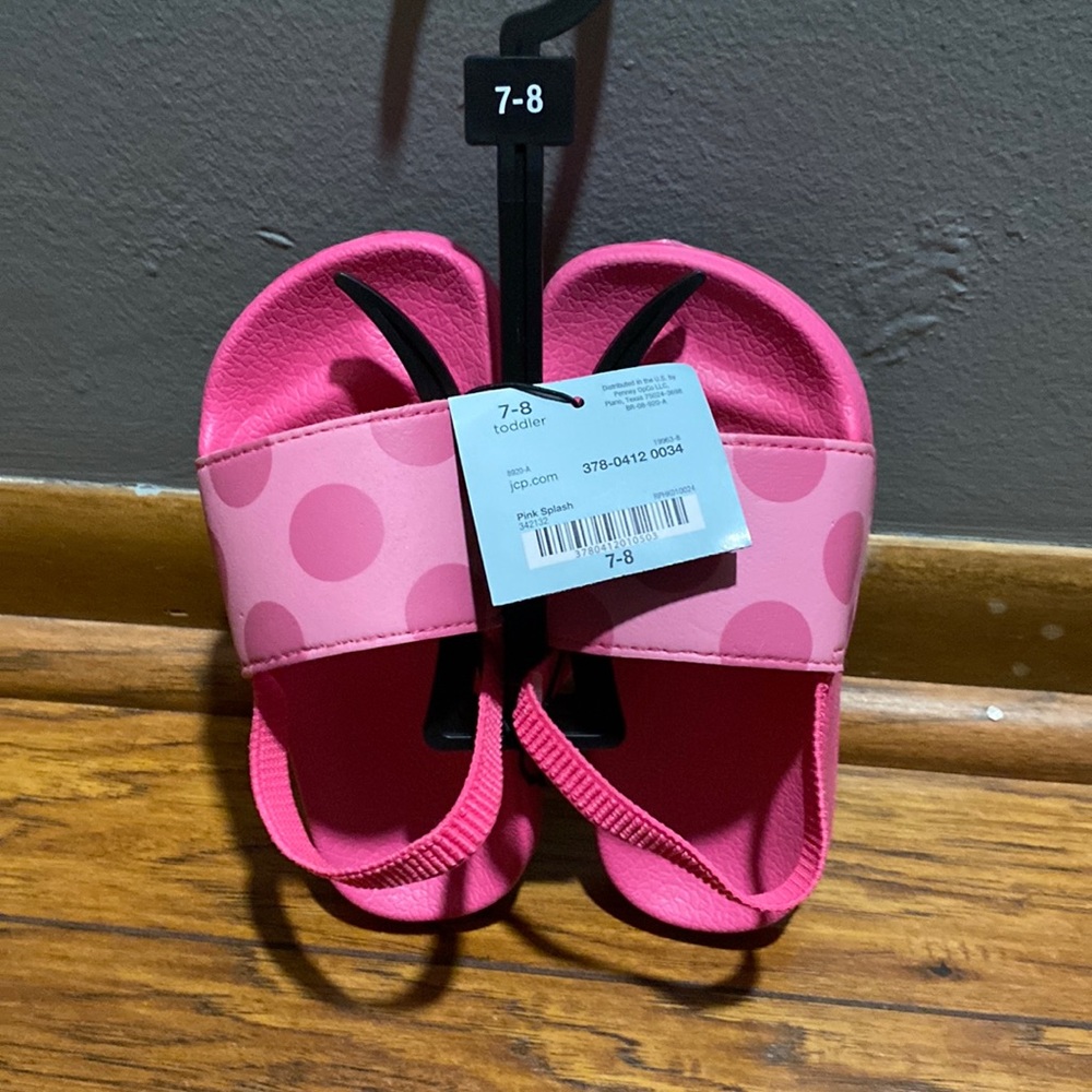 BRAND NEW TODDLER SANDALS SIZE 7/8! NWT. SMOKE FREE HOME!
